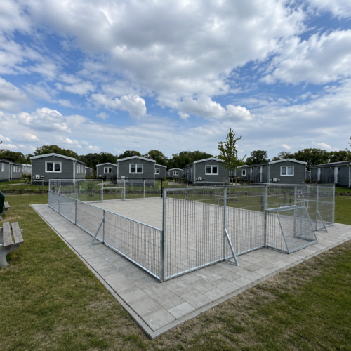 Aanbieding: Pannakooi 5 x 7 m | Zwart of Verzinkt 5 Volbad thermisch verzinkte Pannakooi Match 5 x 7 meter met geïntegreerde pannadoelen, geplaatst op een recreatiepark.